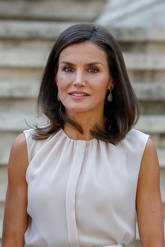 La reina Letizia se muestra con canas en evento público