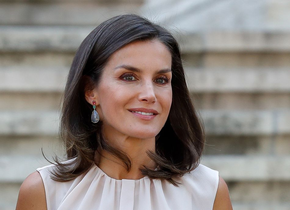 La reina Letizia se muestra con canas en evento público