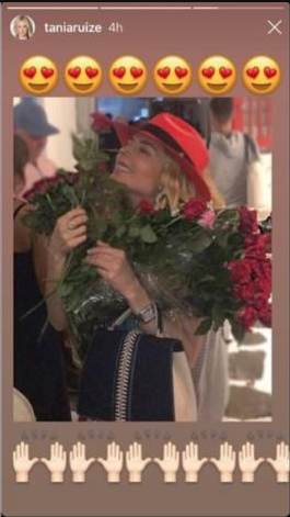Peña Nieto regala rosas a Tania Ruiz