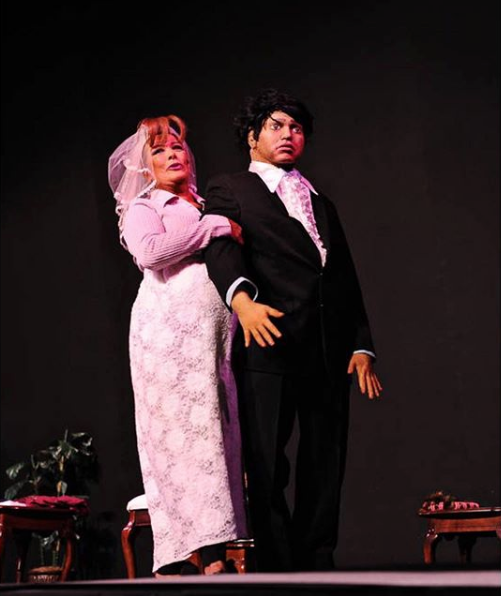 Sylvia Pasquel se disloca el hombro en obra de teatro en vivo