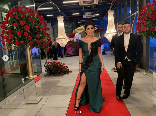 Gomita opaca a Kimberly Flores en su boda