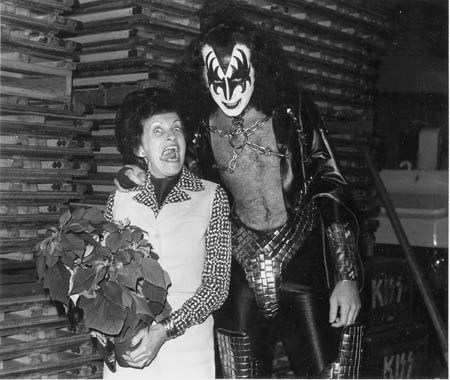 Foto:gene-simmons-kiss-y-Flora-Klein-su-madre. 25 agosto 2019.