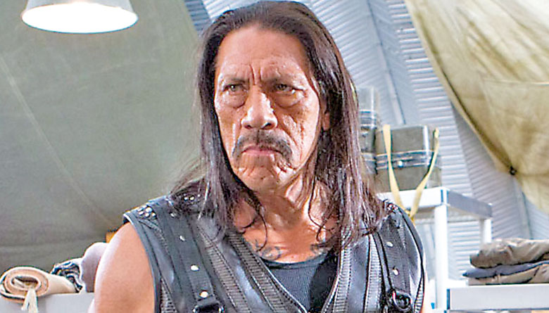 Danny Trejo rescata a bebé en accidente automovilístico