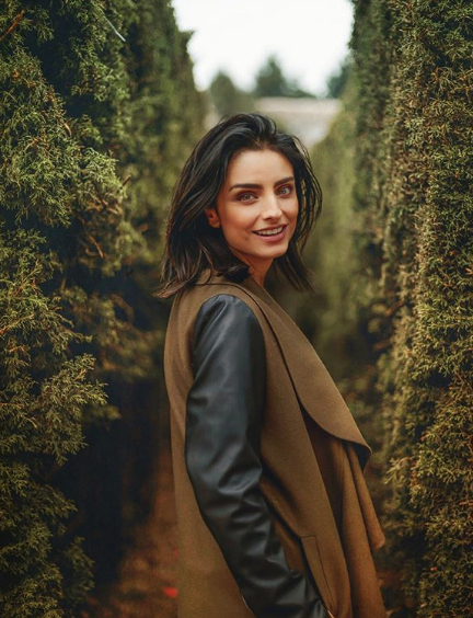 Aislinn Derbez responde a las críticas por amamantar en público