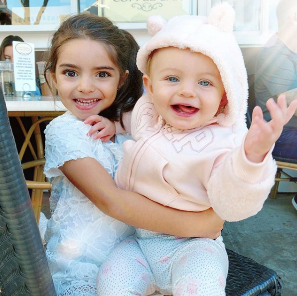 Destrozan a Aislinn Derbez por compartir foto con su hermanita