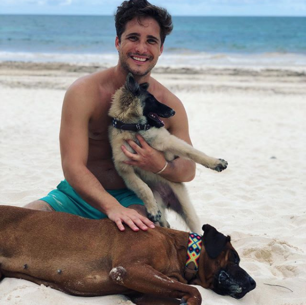 Captan a Diego Boneta y su novia en Tulum