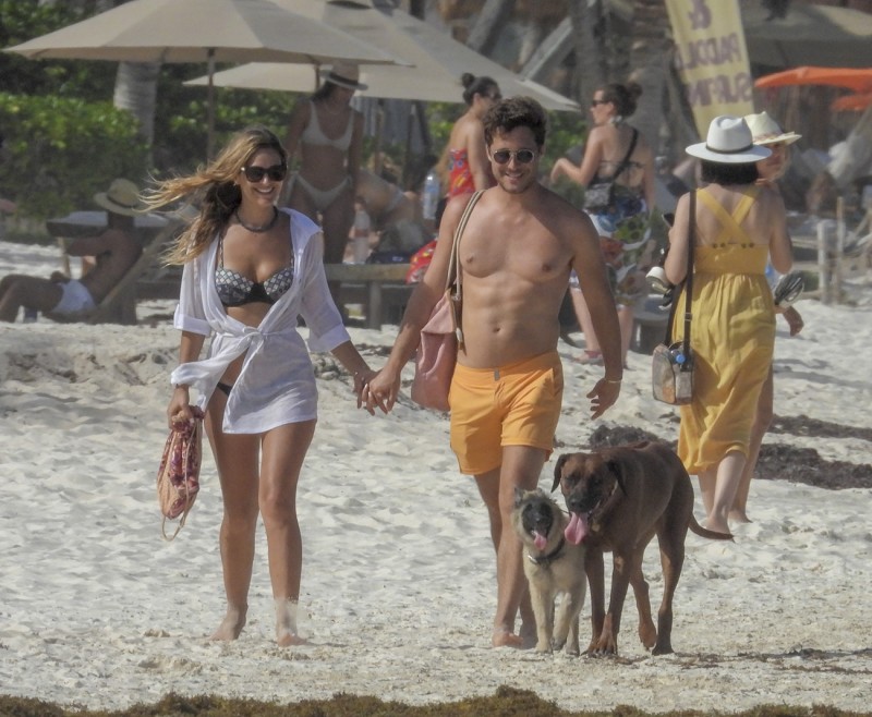 Captan a Diego Boneta y a su novia juntos en Tulum