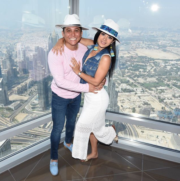Acusan a Edwin Luna de ponerse los jeans de su esposa en foto