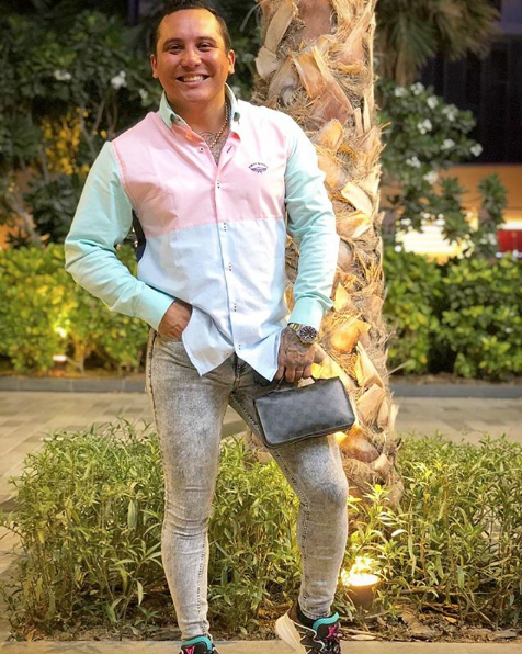Acusan a Edwin Luna de ponerse los jeans de su esposa en foto