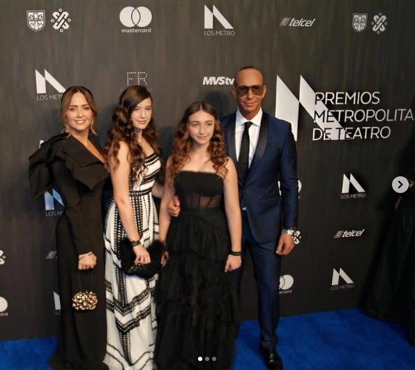 Andrea Legarreta felicita a Erik Rubín por premio que recibió
