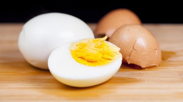 Mujer queda ciega por cocinar huevo en el microondas