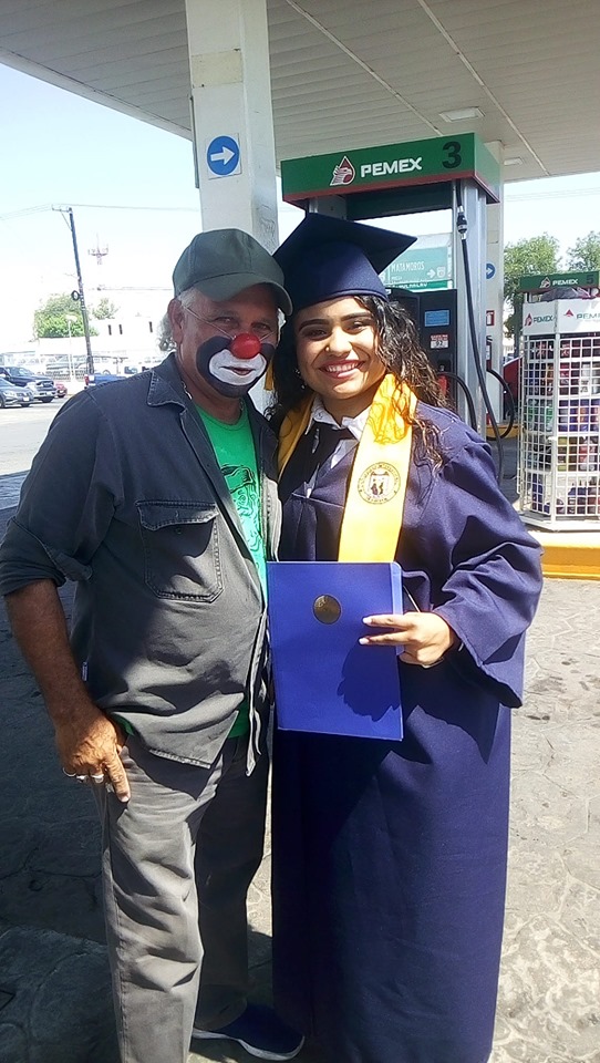 Hija de payaso de gasolinera se gradúa y conmueve a Internet