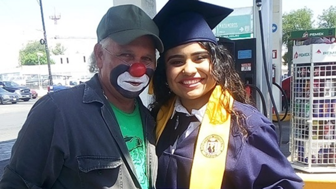 Hija Entrega Título A Su Padre, Hija Entrega Diploma A Papá Payaso, Raymundín Payaso, Raymundín Cara De Calcetín, Hija De Raymundín Payaso, Hija Entrega Diploma A Su Papá