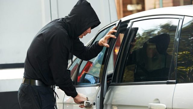 Ladron de autos acude a juicio abordo de auto robado