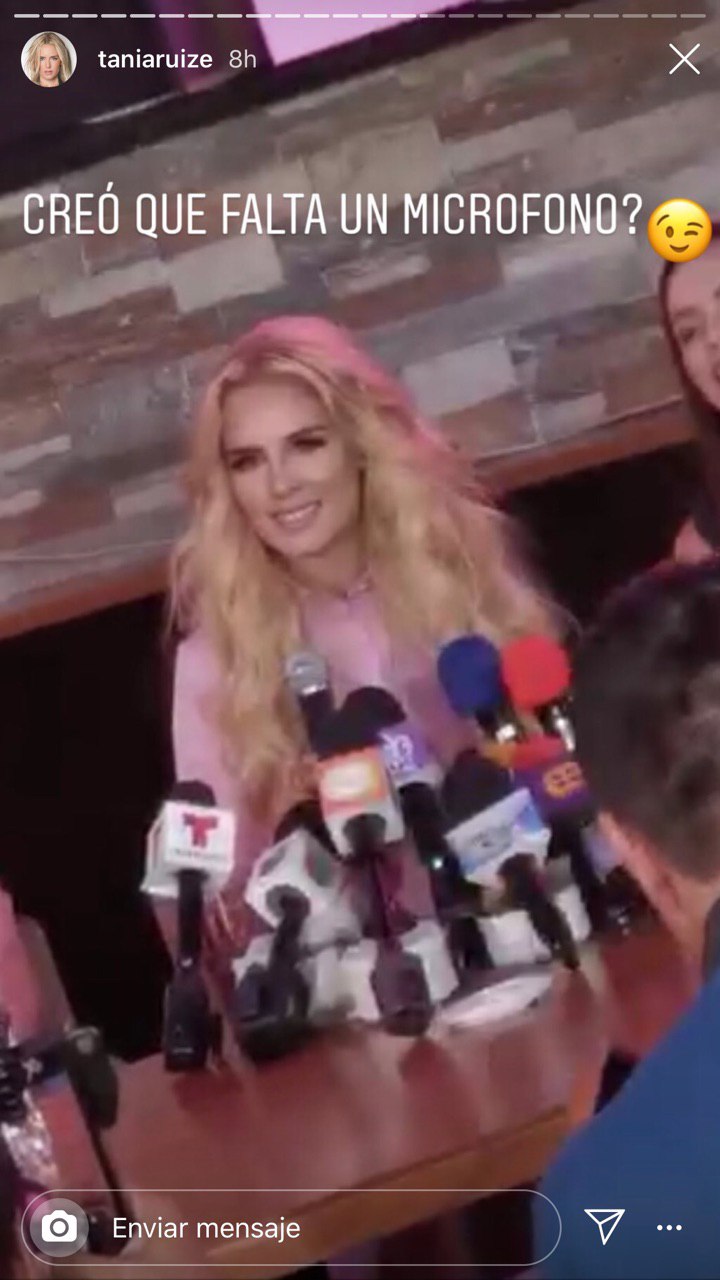 Tania Ruiz se esconde baño cuando le preguntan por boda con Peña Nieto