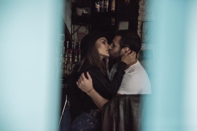 Captan a Carlos Ferro y María León en apasionados besos