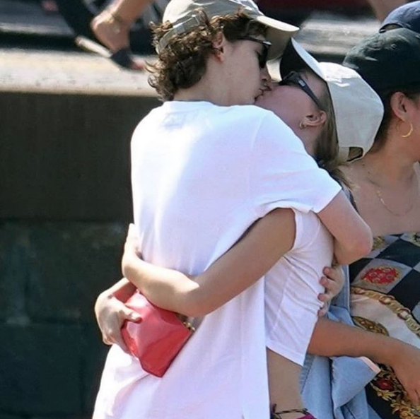 Captan a Timothée Chalamet y Lilly Rose Depp en apasionado encuentro en Italia