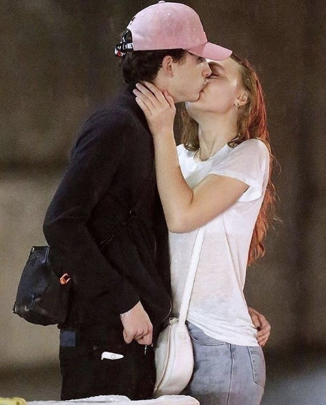 Captan a Timothée Chalamet y Lilly Rose Depp en apasionado encuentro en Italia