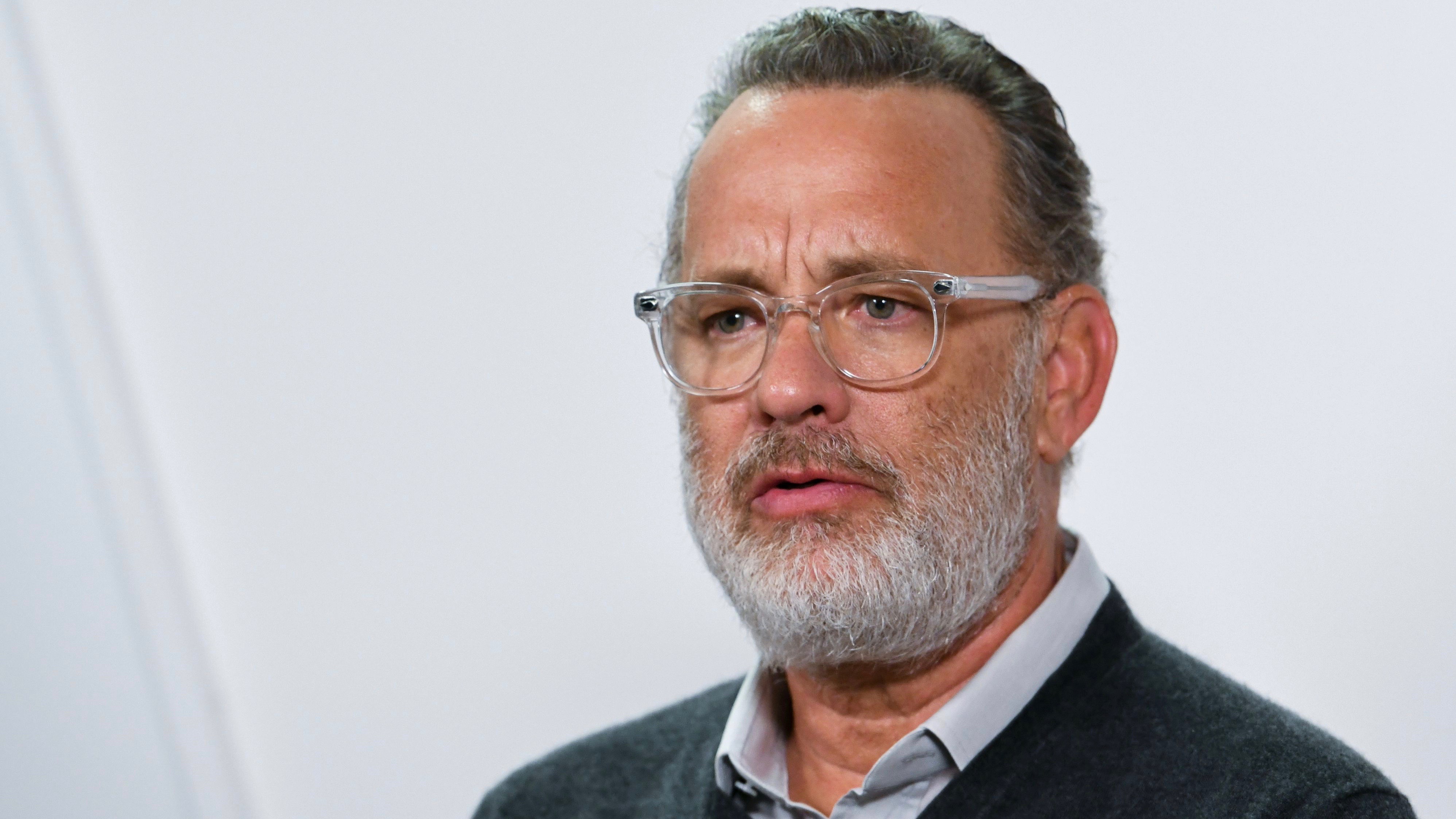 Tom Hanks se limpia la mejilla tras saludar a Jennifer Lopez
