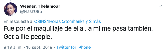 Tom Hanks se limpia la mejilla después de saludar a Jennifer Lopez