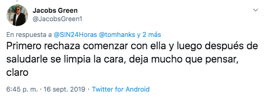 Tom Hanks se limpia la mejilla después de saludar a Jennifer Lopez