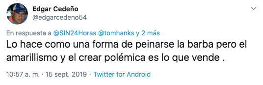Tom Hanks se limpia la mejilla después de saludar a Jennifer Lopez