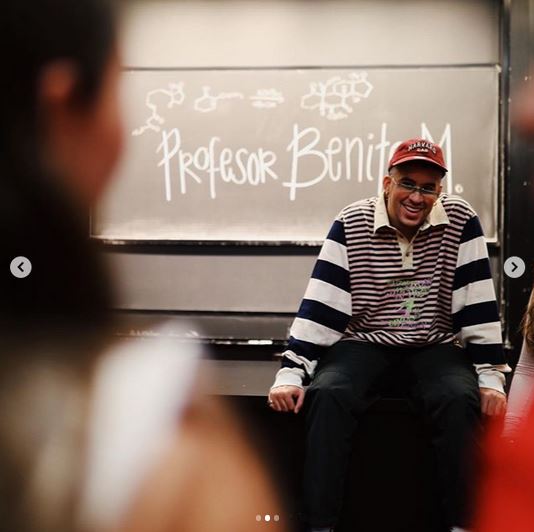 Bad Bunny da clase de música en universidad de Harvard