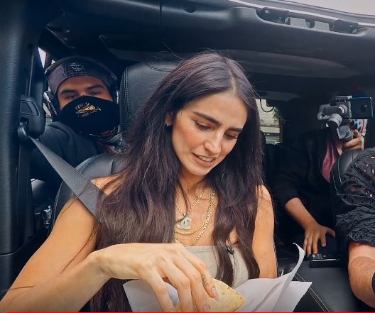 Escorpión Dorado hace que Bárbara de Regil coma tacos