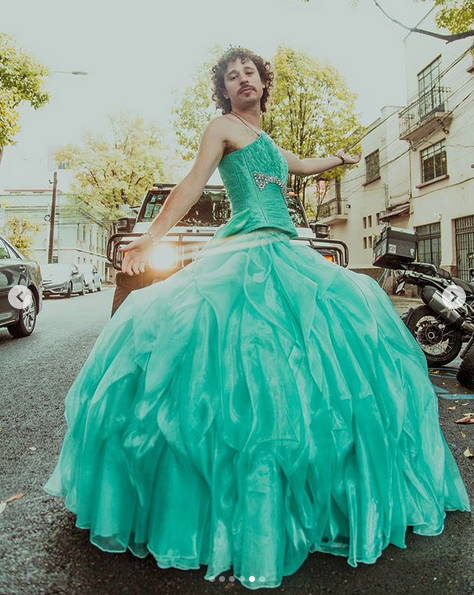 Luisito Comunica celebra en Instagram vestido de quinceañera