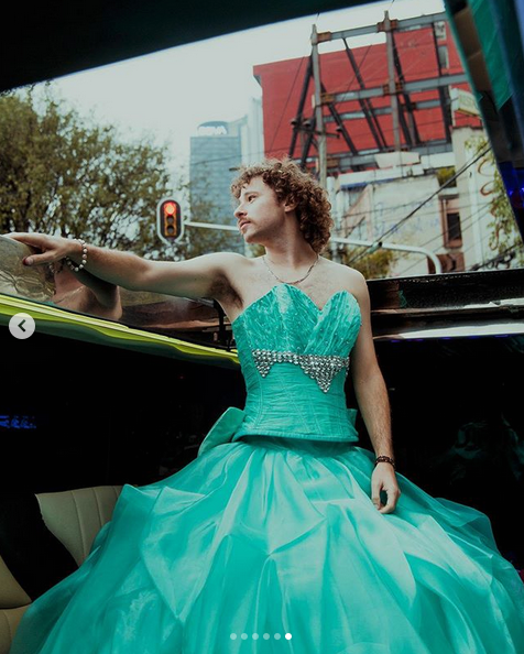 Luisito Comunica celebra en Instagram vestido de quinceañera