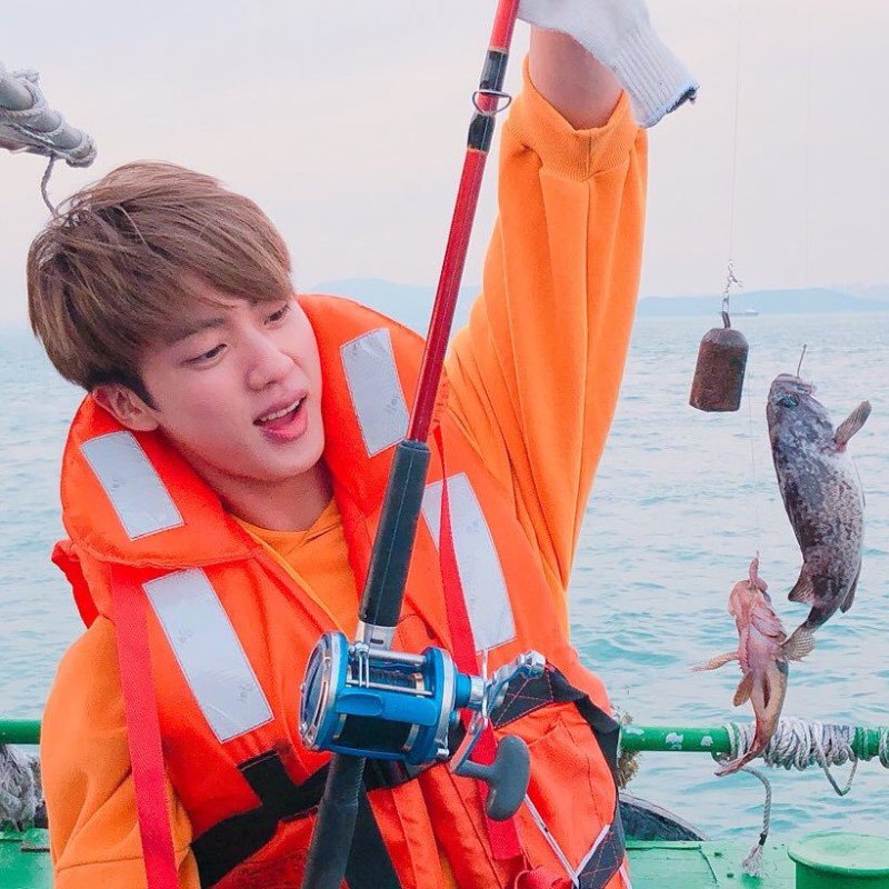 VIDEO: SUGA de BTS muestra cómo pasa sus vacaciones pescando