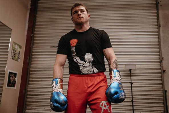 Canelo Álvarez recibe cachorro de 3 millones de pesos