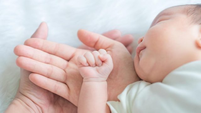 Bebé sonríe en el pecho de su madre, que murió durante parto