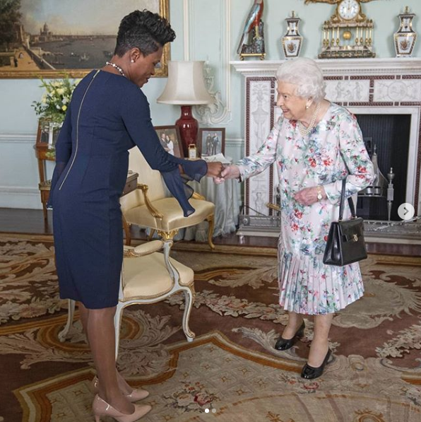 Reina Isabel quitó retrato de Meghan Markle de salón real
