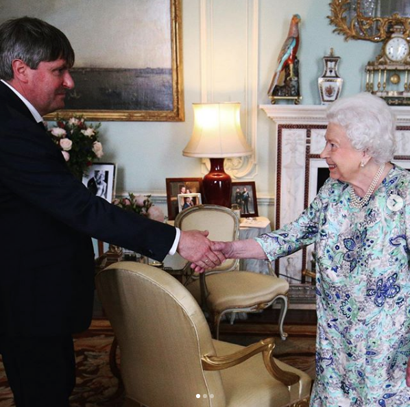 Reina Isabel quitó retrato de Meghan Markle de salón real