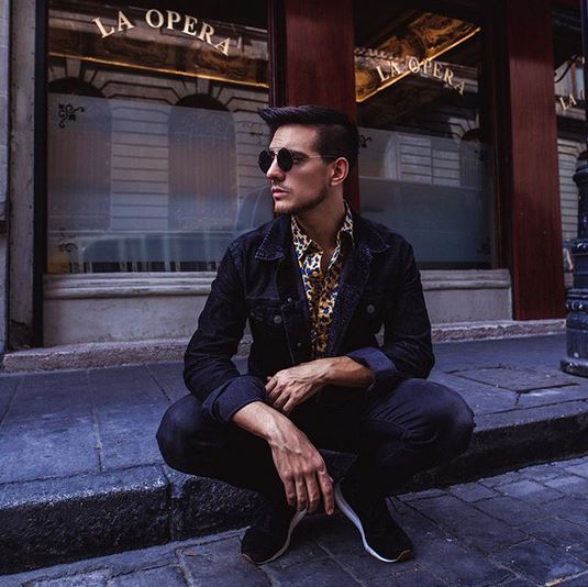 Vadhir Derbez frente al bar La Opera en la CDMX
