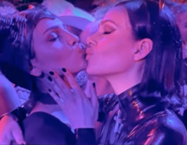 Captan a Eiza González besando a la modelo Nicola Peltz