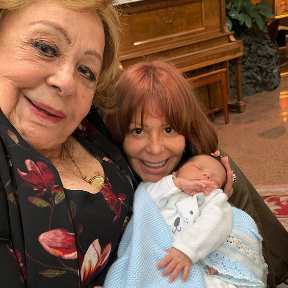 Alejandra Guzmán cambia de look y se ve mucho más joven
