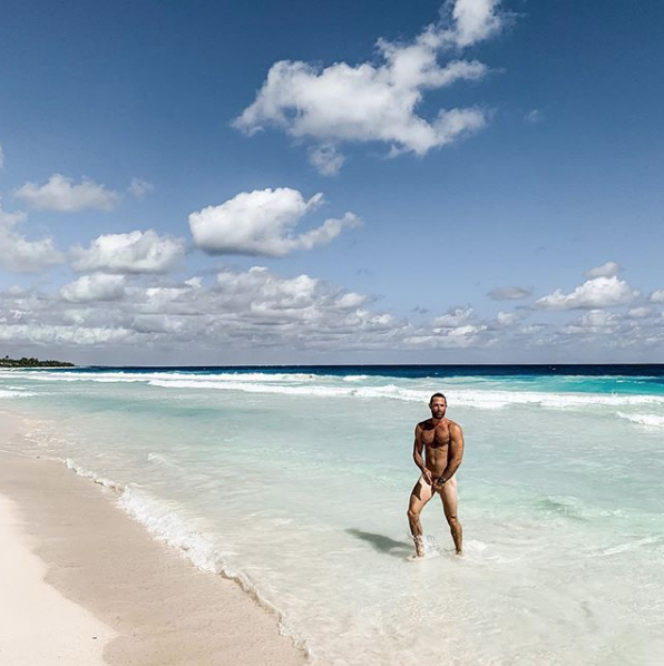 Sebastián Rulli publica foto desnudo en playa en Instagram