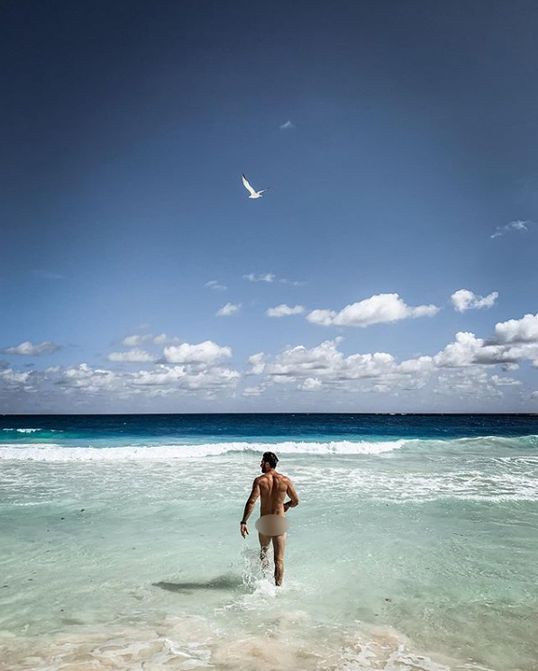 Sebastián Rulli publica foto desnudo en playa en Instagram