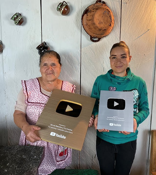 Abuelita mexicana que abrió canal de cocina recibe placas de YouTube