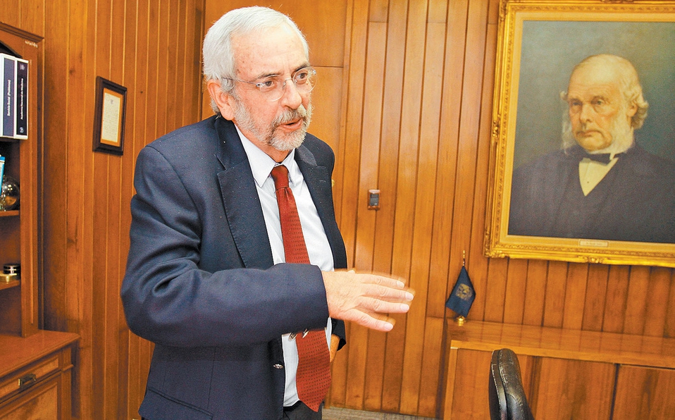 Enrique Graue, rector de UNAM, es experto en preparar cereal