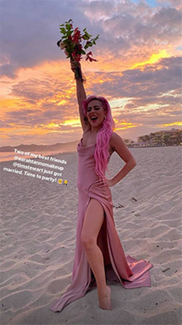 Lady Gaga toca la batería en un bar de Los Cabos