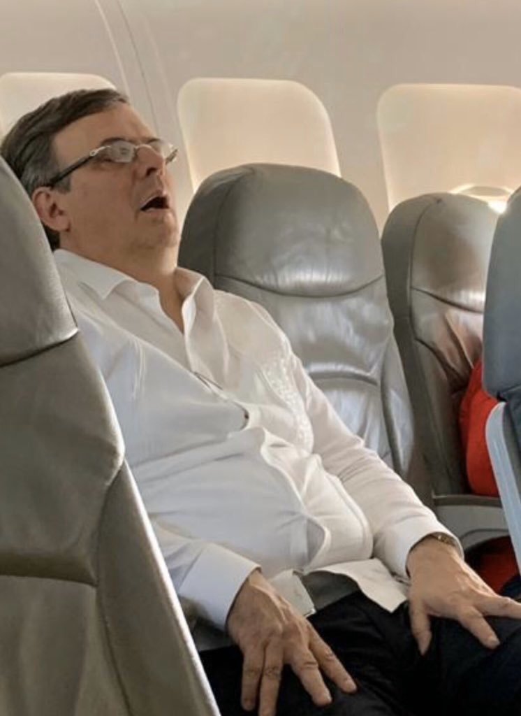 Los memes de Marcelo Ebrard dormido