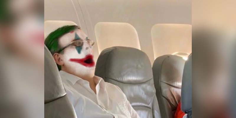 Los mejores memes de Marcelo Ebrard dormido en un avión