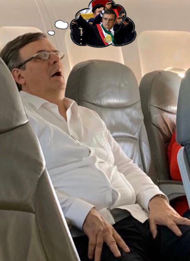Los mejores memes de Marcelo Ebrard dormido en un avión