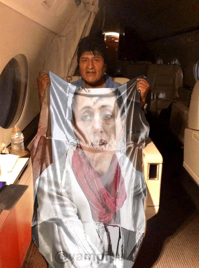 Memes de Evo Morales sosteniendo la bandera de México