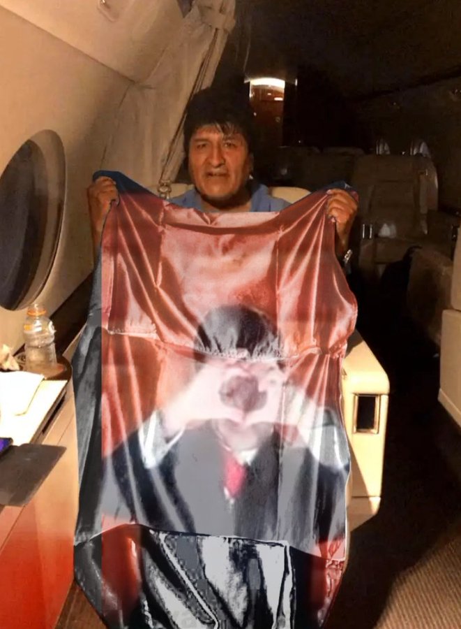 Memes de Evo Morales sosteniendo la bandera de México