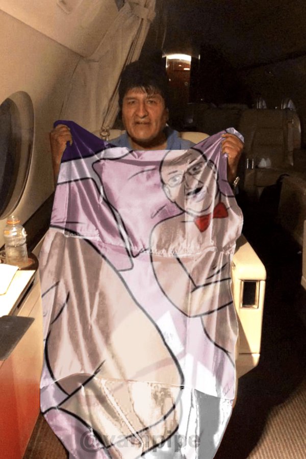 Memes de Evo Morales sosteniendo la bandera de México