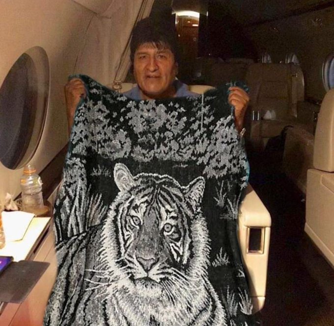 Memes de Evo Morales sosteniendo la bandera de México